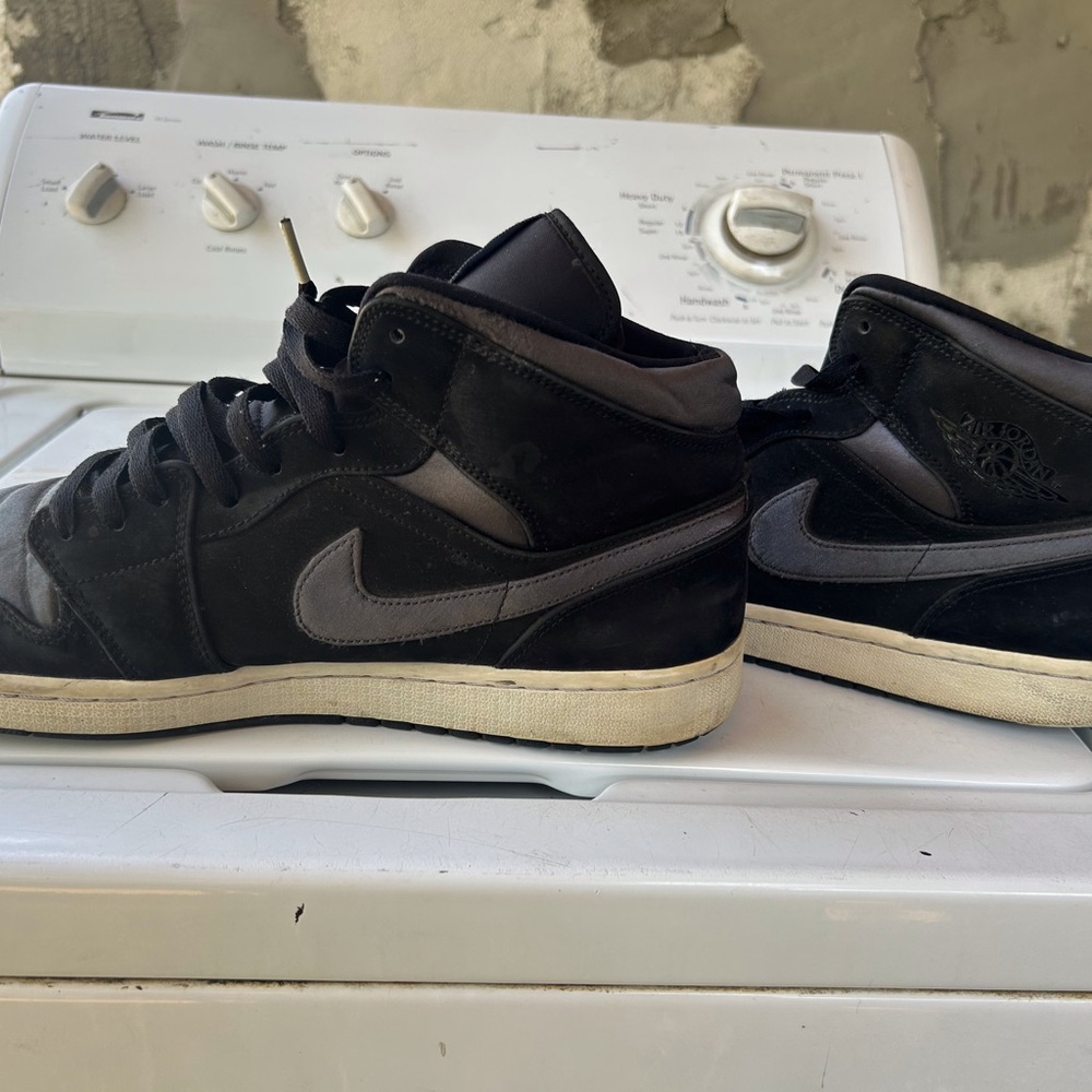 Nike Men's Black and Gray Athletic Shoes